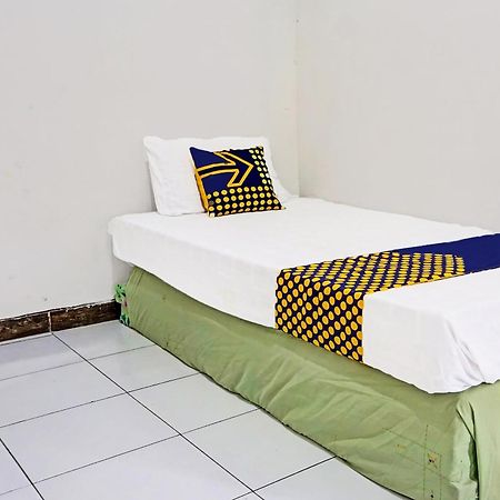 Oyo Life 91896 Kost Bu Dewi Syariah Hotel Pasuruan Luaran gambar