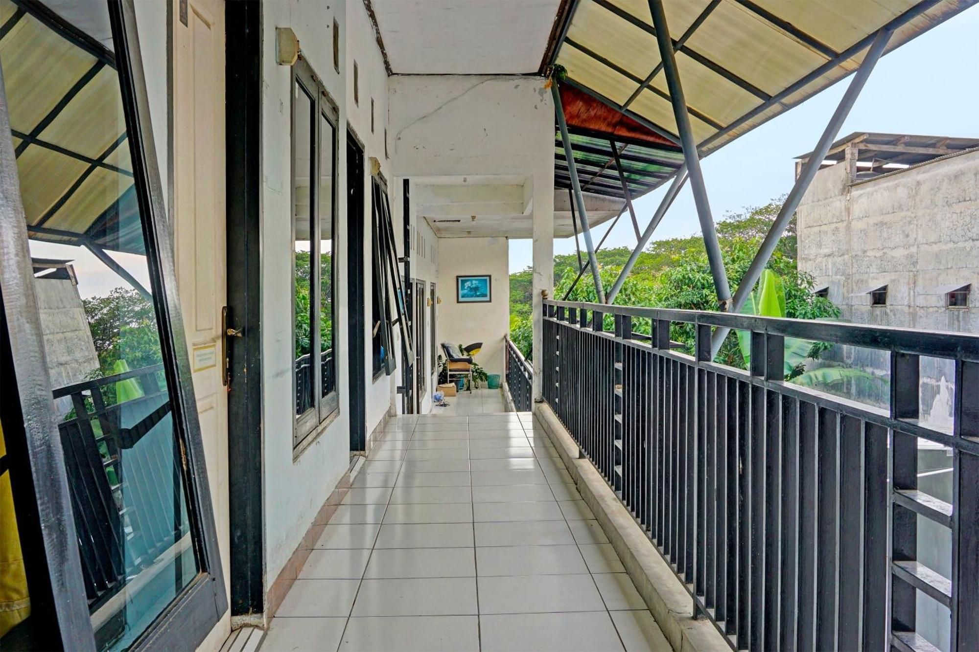 Oyo Life 91896 Kost Bu Dewi Syariah Hotel Pasuruan Luaran gambar