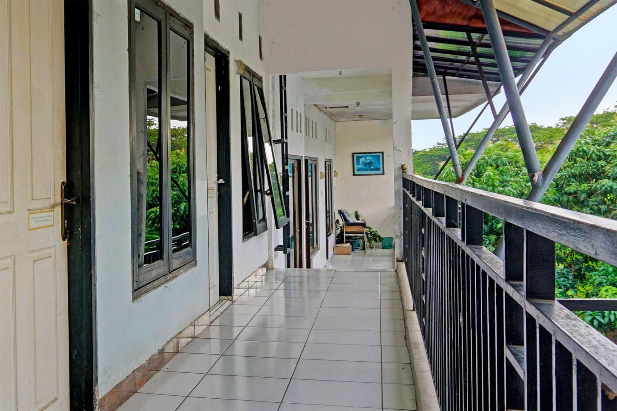 Oyo Life 91896 Kost Bu Dewi Syariah Hotel Pasuruan Luaran gambar