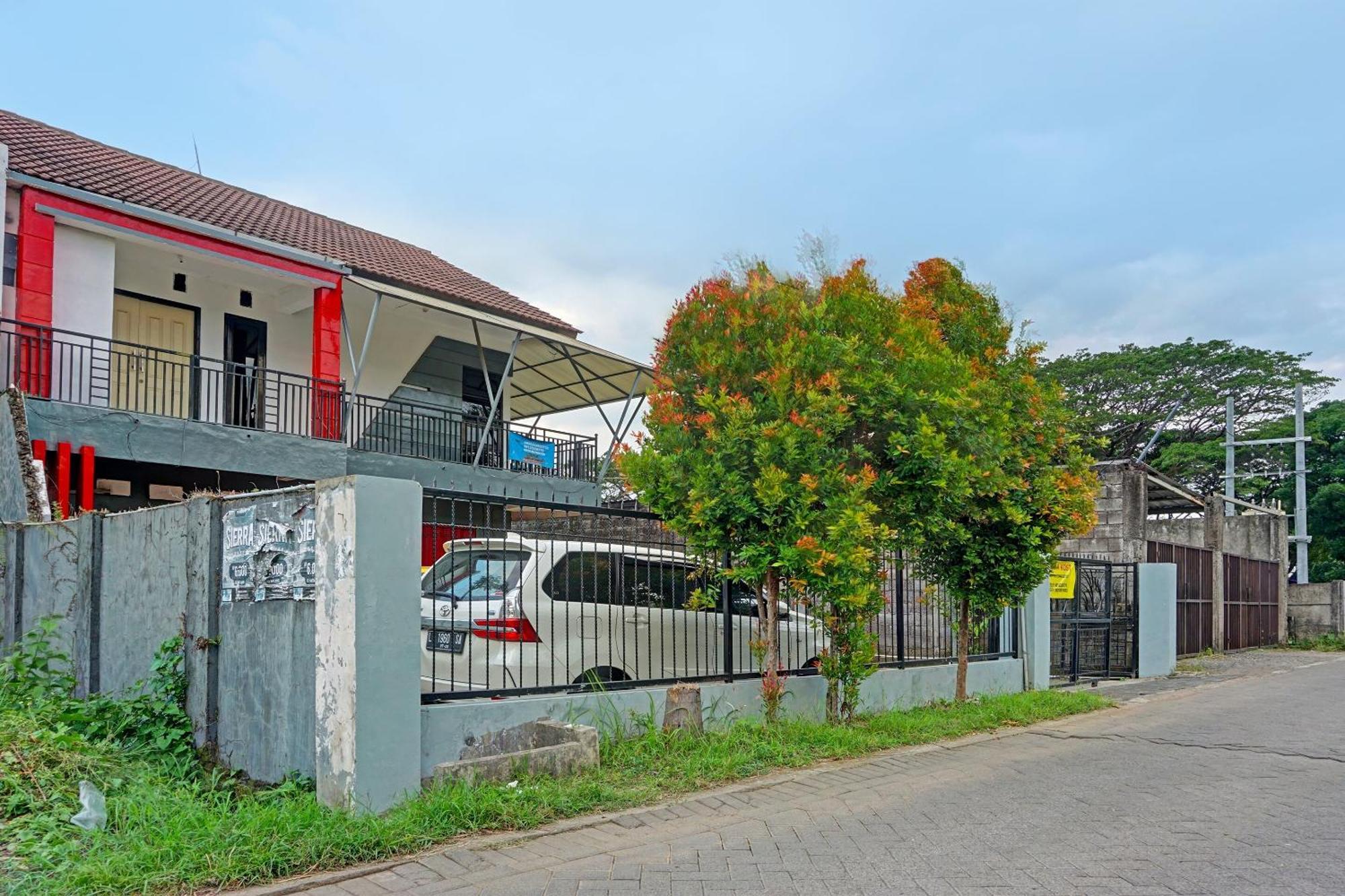 Oyo Life 91896 Kost Bu Dewi Syariah Hotel Pasuruan Luaran gambar