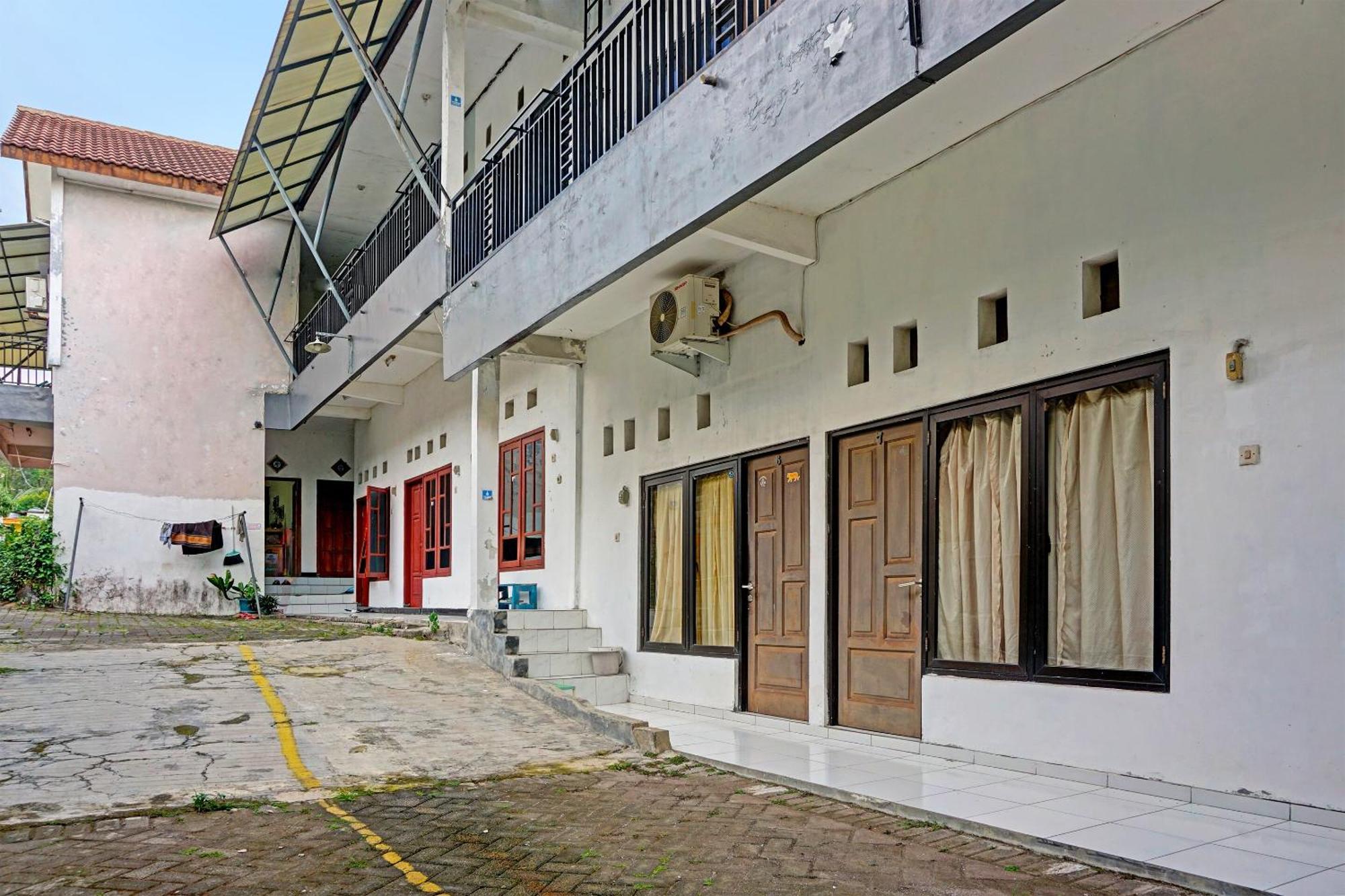 Oyo Life 91896 Kost Bu Dewi Syariah Hotel Pasuruan Luaran gambar