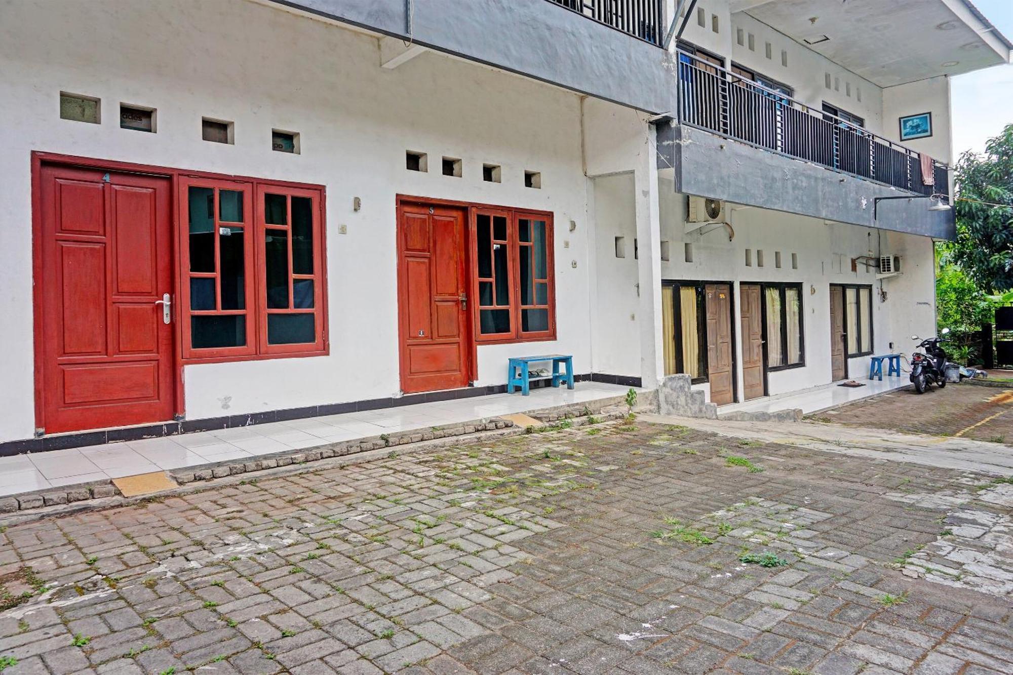 Oyo Life 91896 Kost Bu Dewi Syariah Hotel Pasuruan Luaran gambar