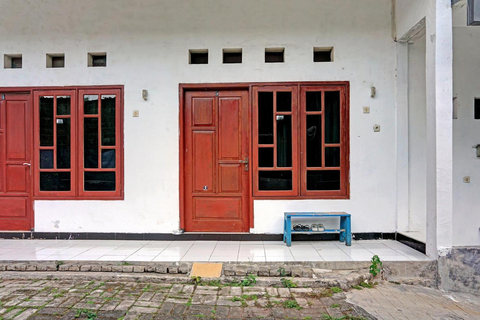 Oyo Life 91896 Kost Bu Dewi Syariah Hotel Pasuruan Luaran gambar