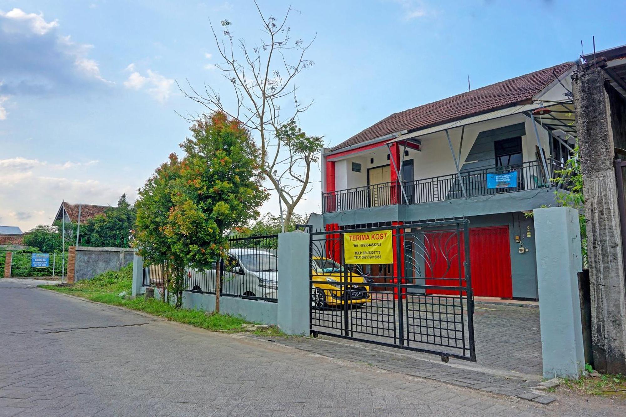 Oyo Life 91896 Kost Bu Dewi Syariah Hotel Pasuruan Luaran gambar