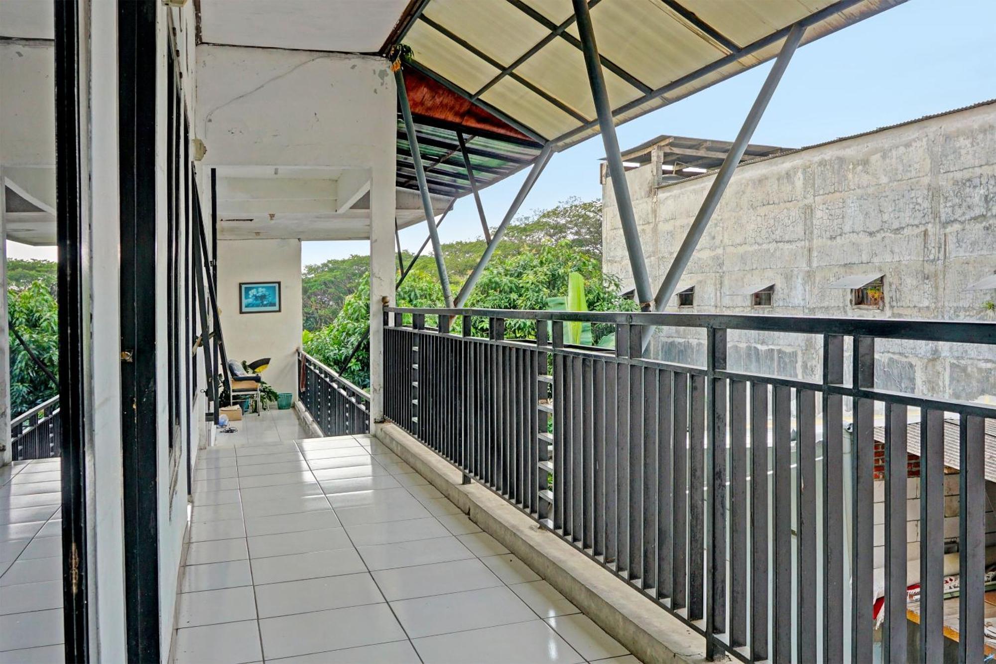 Oyo Life 91896 Kost Bu Dewi Syariah Hotel Pasuruan Luaran gambar