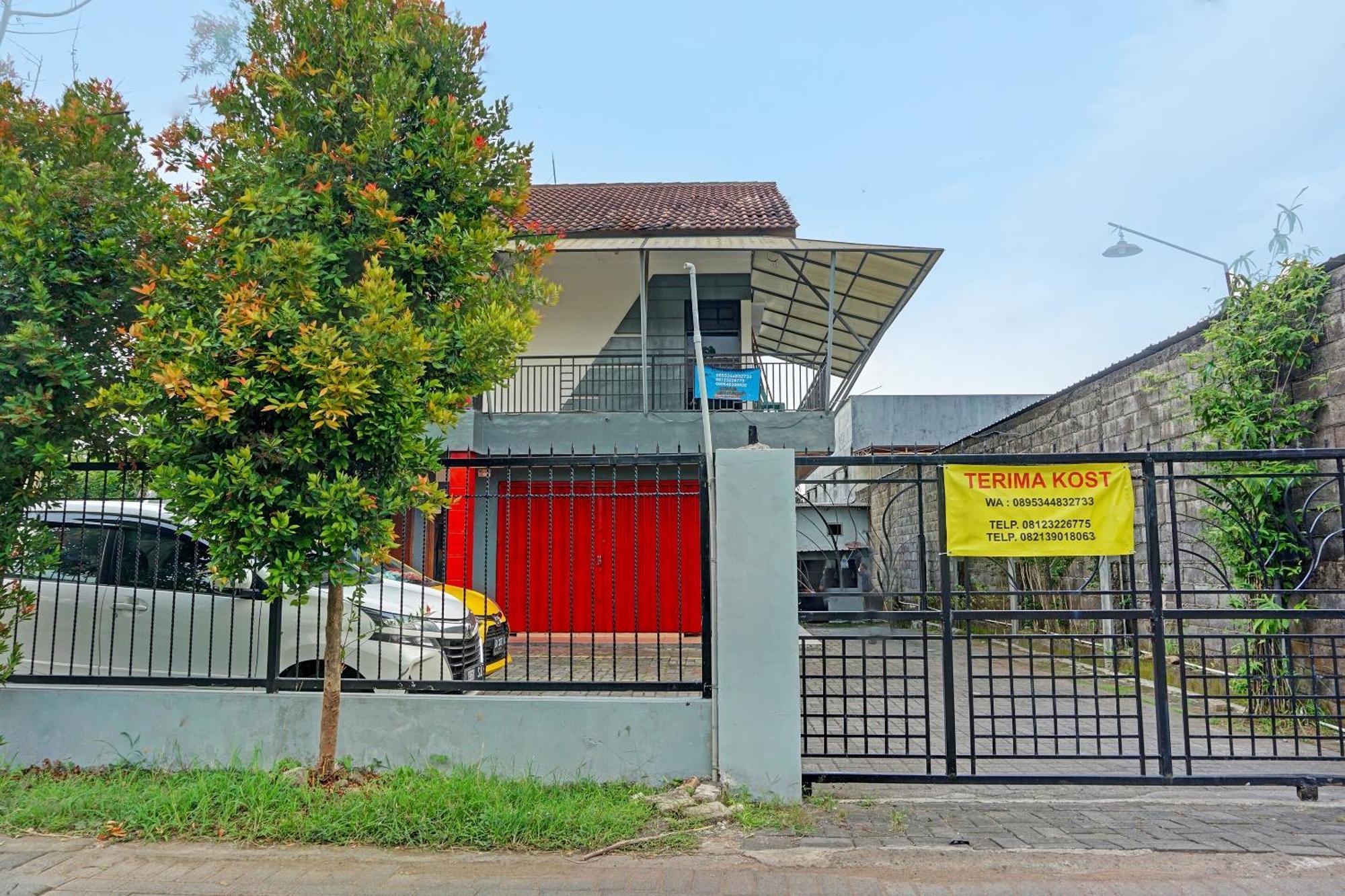Oyo Life 91896 Kost Bu Dewi Syariah Hotel Pasuruan Luaran gambar